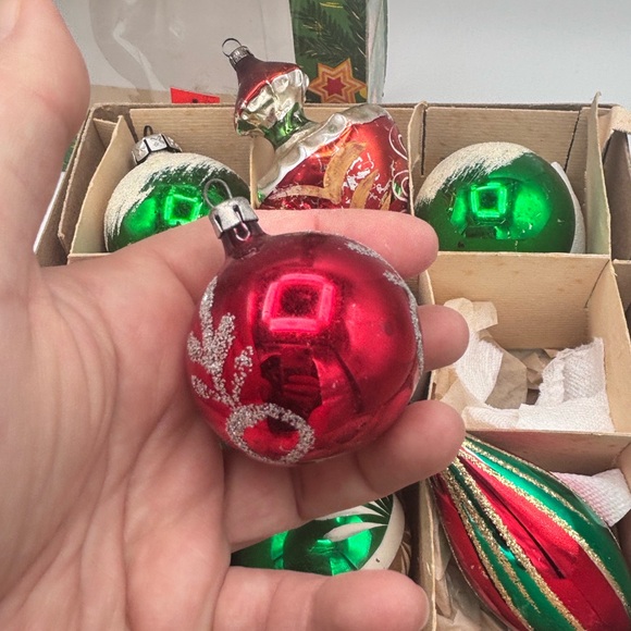 Vintage Glass Christmas Ornaments Set of 12 in Original Box Red Green - Picture 7 of 10